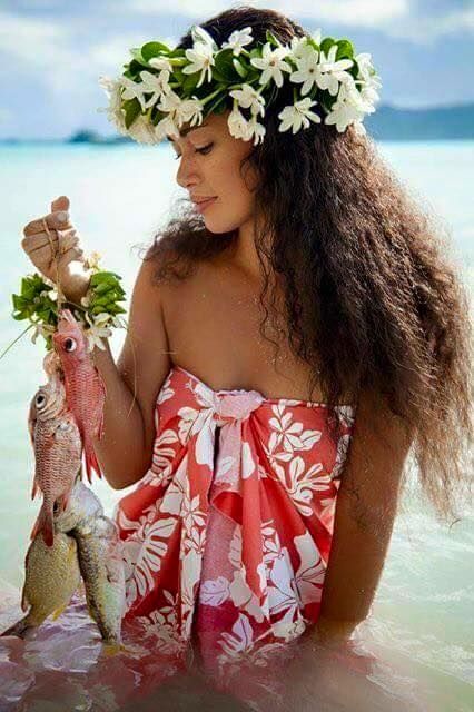 Tahitiennes avec sa couronne de fleurs sur cheveux entretenus avec du monoi